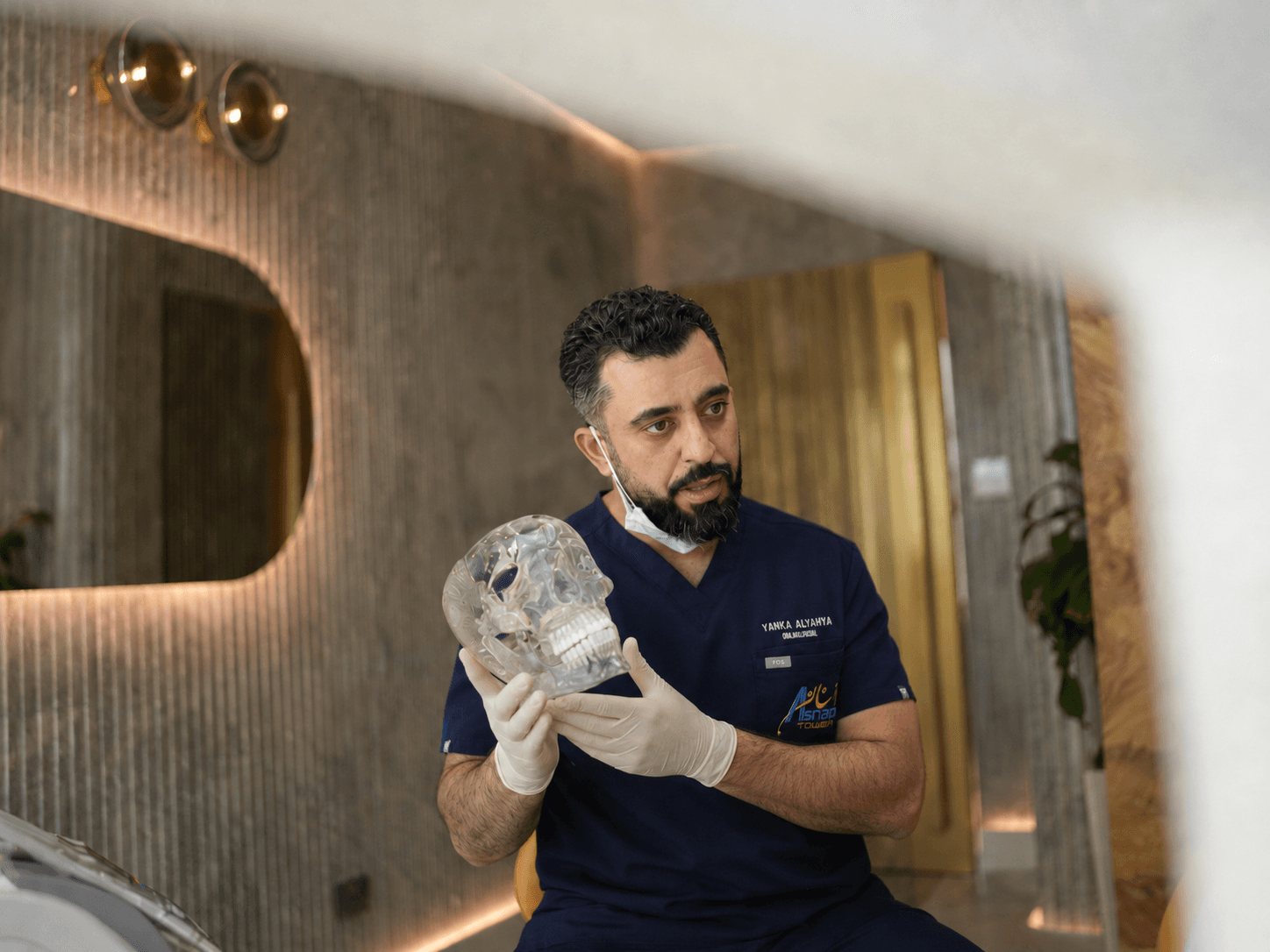 طبيب أسنان يشرح العلاج